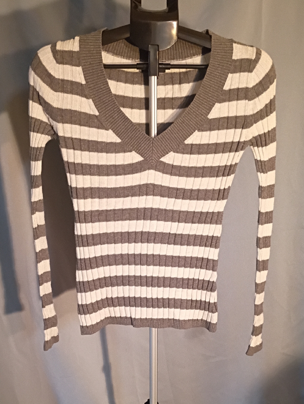 Express Striped Ribbed V-Neck Sweater - Taupe & White